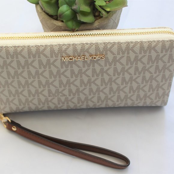 COPY - NWT MICHAEL KORS Jet Set Large Travel Wallet Vanilla Color - Picture 2 of 5